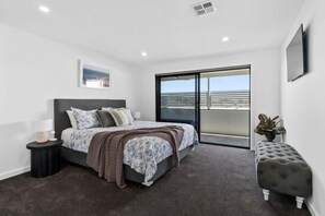 7 bedrooms, desk, iron/ironing board, WiFi