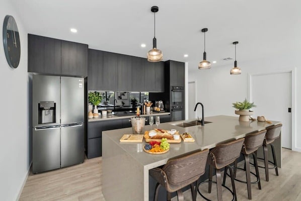 Refrigerador, microondas, horno y parrilla de estufa