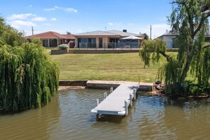 Exterior - The Lakehouse on Rosemary - Private Jetty (Yarrawonga)