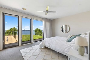 4 bedrooms, iron/ironing board, WiFi, bed sheets - The Lakehouse on Rosemary - Private Jetty (Yarrawonga)