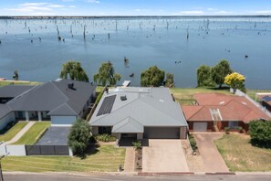 Exterior - The Lakehouse on Rosemary - Private Jetty (Yarrawonga)