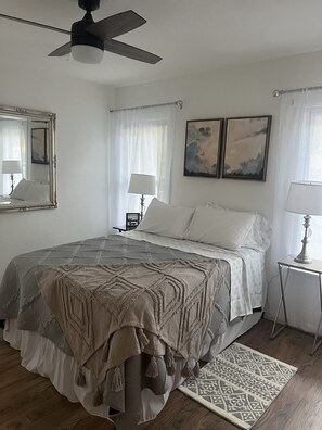 3 habitaciones, escritorio y tabla de planchar con plancha 