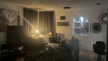 Smart TV, libros, monitor de computadora