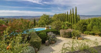 Nice apartment in villa with hot tub, private pool, WIFI, TV, patio, pets allowed, panoramic view
