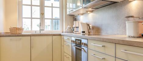 Kjøleskap, mikrobølgeovn, ovn og kokeplater