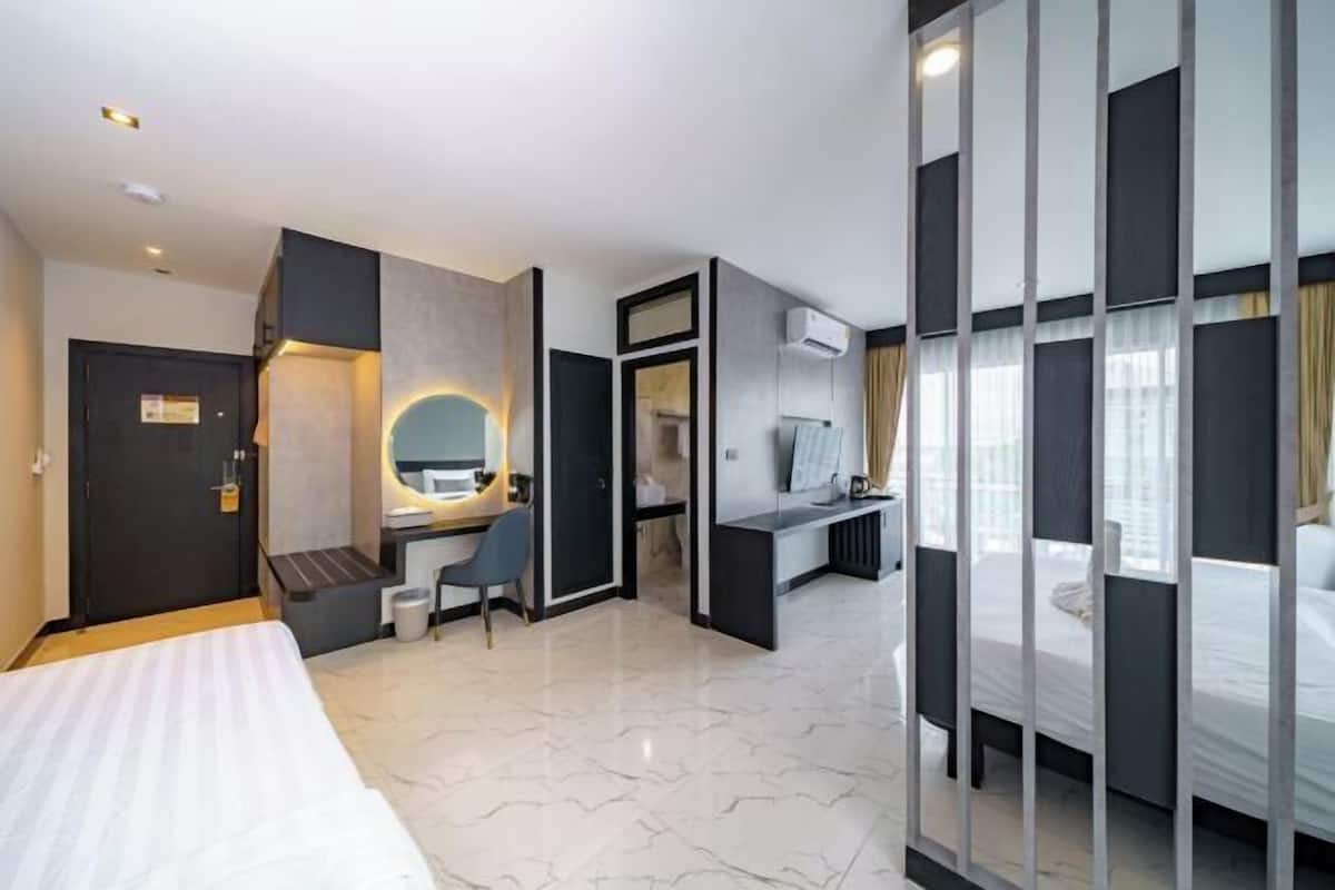 1 habitación, caja de seguridad en la habitación y escritorio