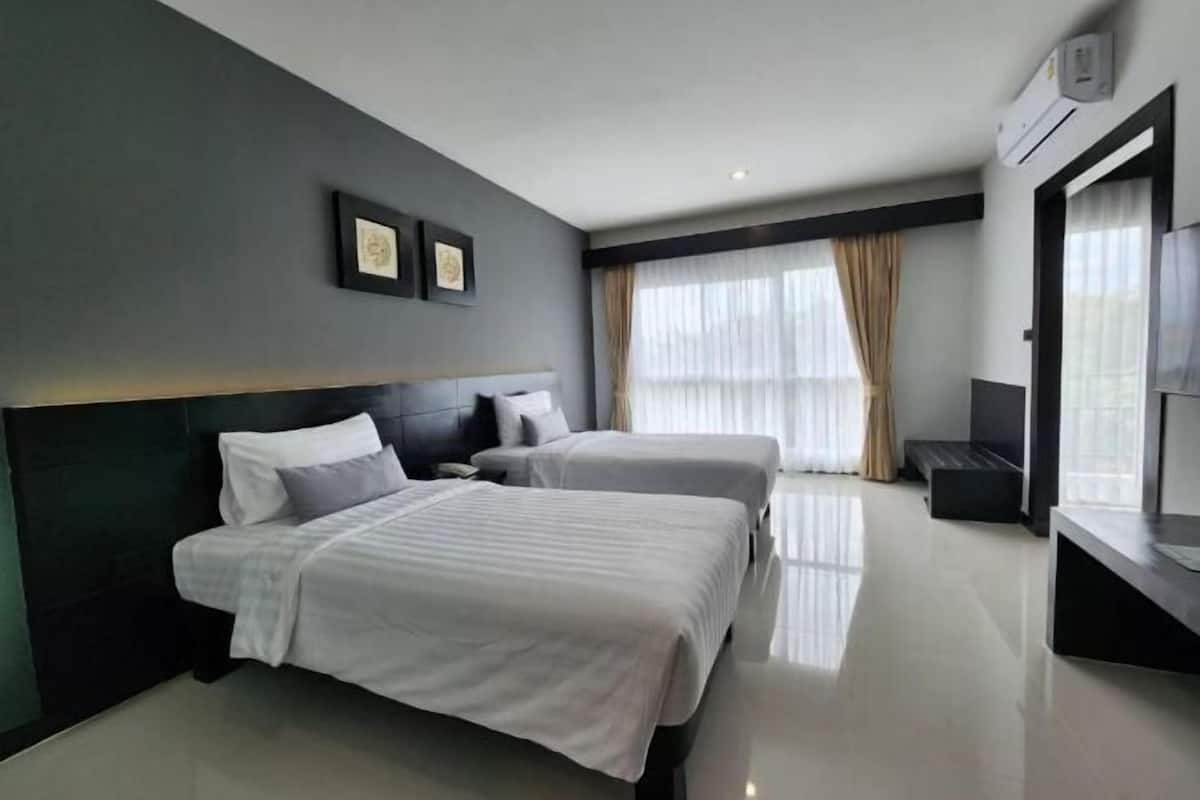 1 habitación, caja de seguridad en la habitación y escritorio