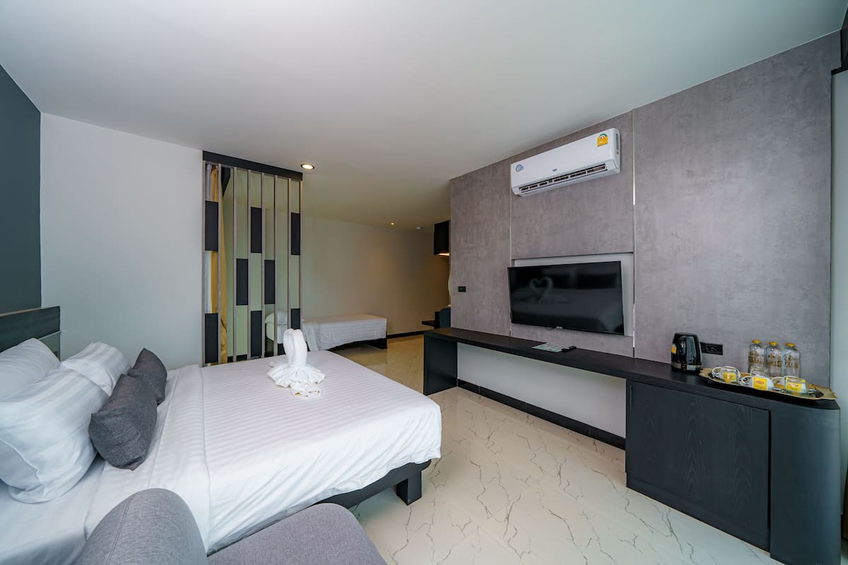 1 habitación, caja de seguridad en la habitación y escritorio