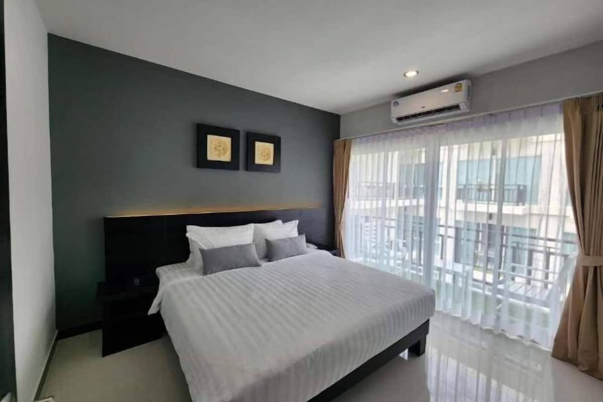 1 habitación, caja de seguridad en la habitación y escritorio