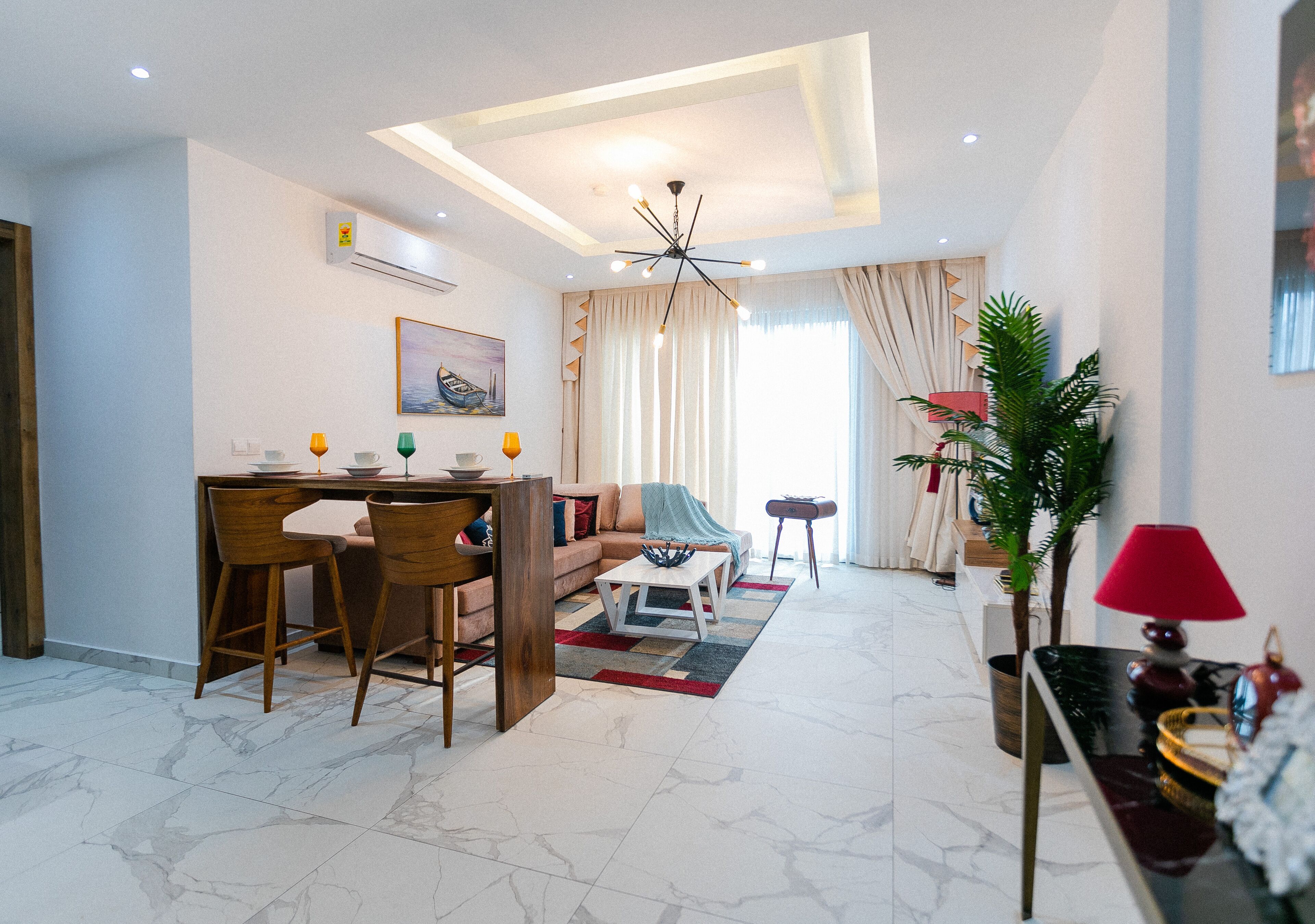 Una sala moderna con sofá, mesa de centro y comedor.
