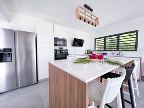 Kühlschrank, Mikrowelle, Ofen, Geschirrspüler