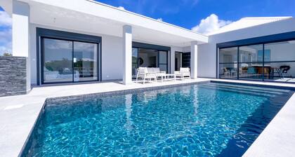 Luxury Villa · Saint-François · Beach Access