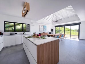 Kühlschrank, Mikrowelle, Ofen, Geschirrspüler