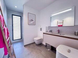 Douche, sèche-cheveux, serviettes fournies
