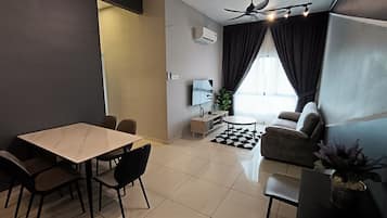 450-cm Smart TV with digital channels