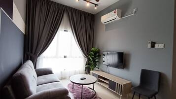 450-cm Smart TV with digital channels