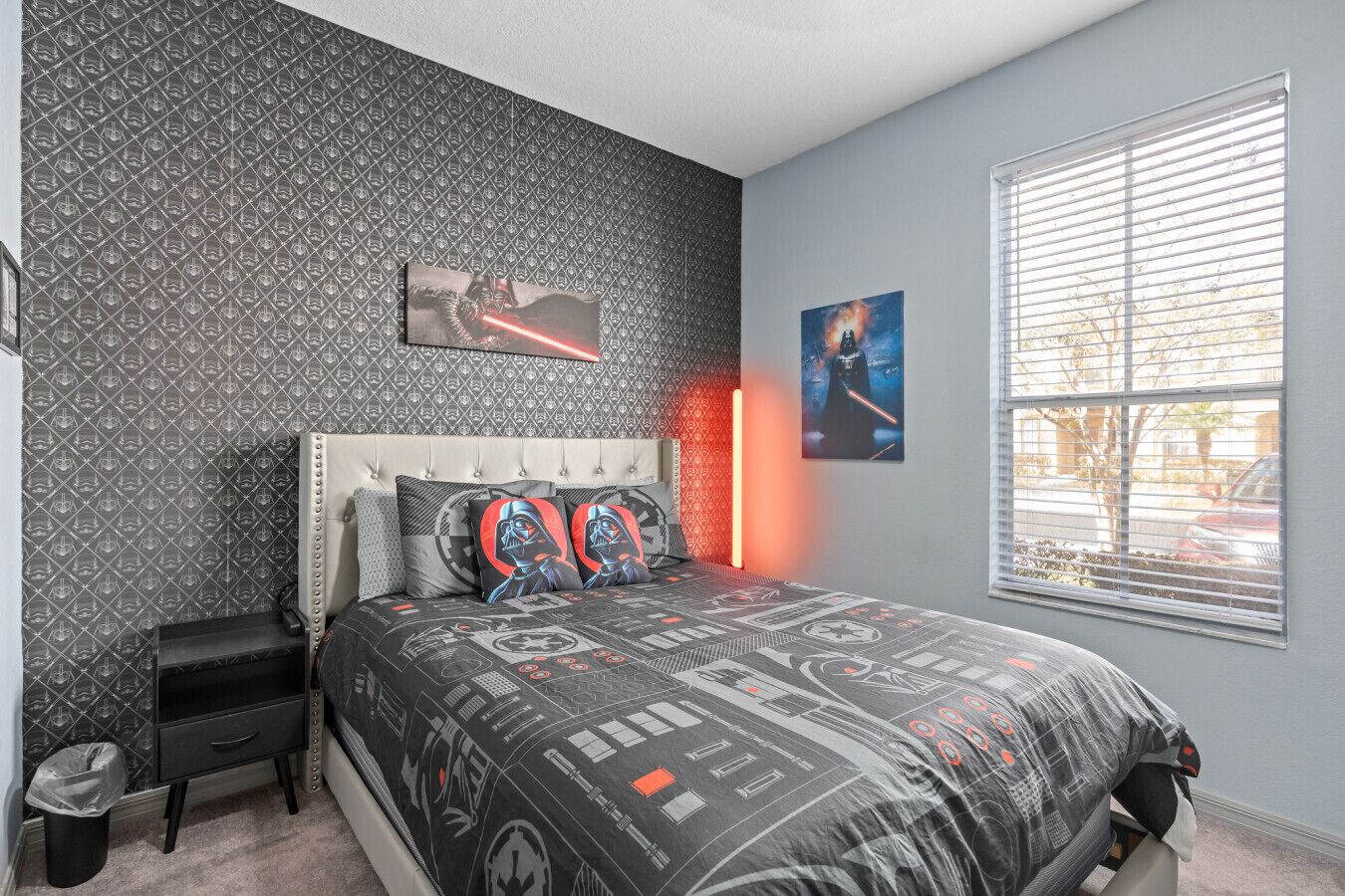 3 quartos, escrivaninha, ferros/tábuas de passar roupa, berço de viagem