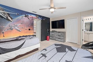 3 bedrooms, iron/ironing board, travel crib, WiFi - Star Wars Retreat at Regal Palms | Sage Vacations (Davenport)