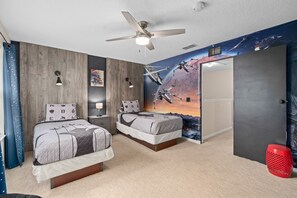 3 dormitorios, escritorio, tabla de planchar con plancha y cuna de viaje