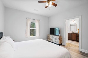 3 bedrooms, iron/ironing board, free WiFi, bed sheets - Summer by the Sound- 8 min. to Beach! (Navarre)