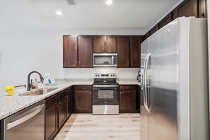 Fridge, microwave, oven, stovetop - Summer by the Sound- 8 min. to Beach! (Navarre)