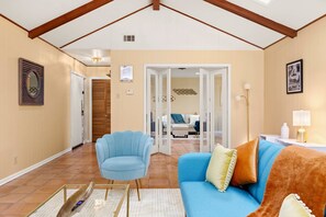 Fernseher, Bücher, Stereoanlage