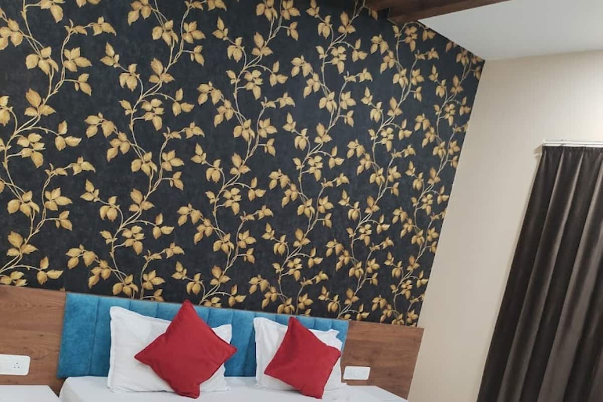 Een laptopwerkplek, een strijkplank/strijkijzer, gratis wifi, beddengoed
