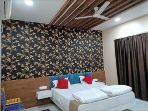 Laptop workspace, iron/ironing board, free WiFi, bed sheets - Hotel Meer Residency (Giridih)
