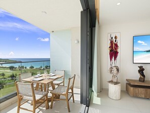 Dining - b703 (Cupecoy)