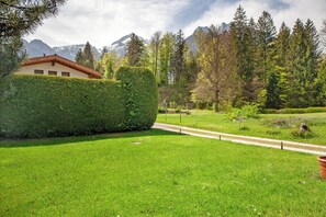 Property grounds - Holiday home 'Grashäusl' with mountain views and private terrace (Grainau)