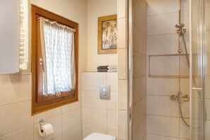 Shower, hair dryer, towels - Holiday home 'Grashäusl' with mountain views and private terrace (Grainau)