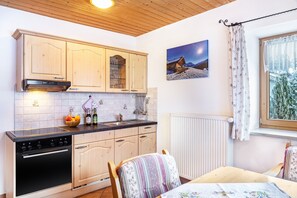 Fridge, oven, stovetop, coffee/tea maker - Apartment "Alpspitze" with Mountain View, Balcony & Wi-Fi (Grainau)