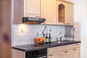 Fridge, oven, stovetop, coffee/tea maker