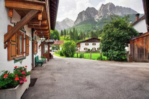 Property grounds - Apartment "Alpspitze" with Mountain View, Balcony & Wi-Fi (Grainau)