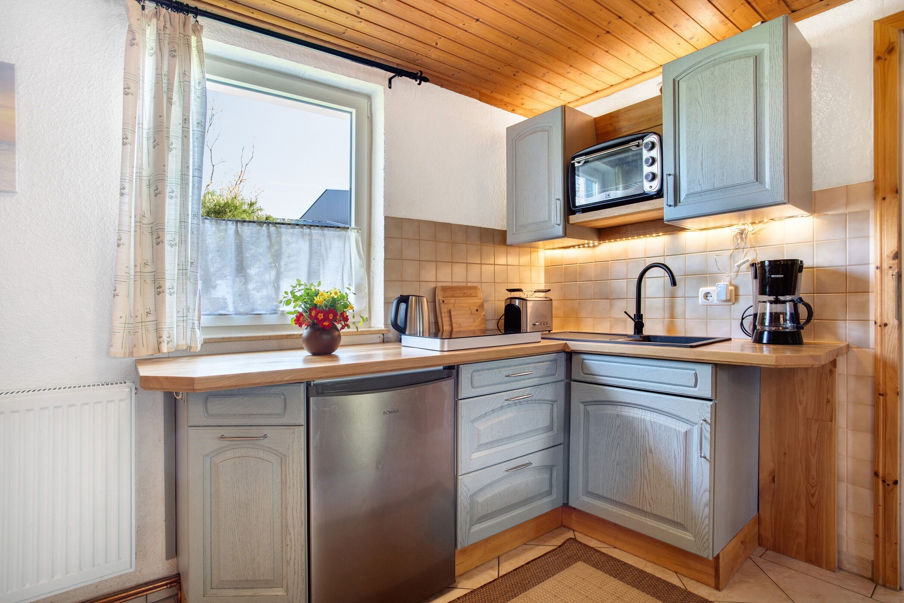 Kühlschrank, Herdplatte, Wasserkocher mit Kaffee-/Teezubehör