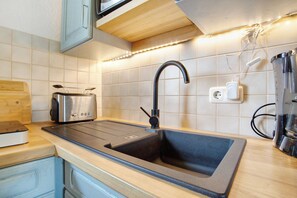 Frigorifero, piano cottura, macchina per tè/caffè, bollitore elettrico