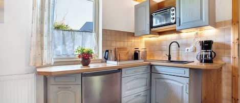 Fridge, stovetop, coffee/tea maker, electric kettle