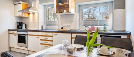 Geladeira, micro-ondas, cooktop, lava-louças