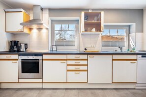 Fridge, microwave, stovetop, dishwasher - Apartment "Heimathafen" with Private Terrace (Osterbruch)