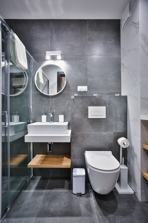 Exclusive Apartment, 2 Bedrooms, Lake View | Bathroom | Shower, rainfall showerhead, hair dryer, heated floors - Apartament 33 Czorsztyn (Czorsztyn)