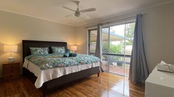 4 chambres, bureau, fer et planche Ă repasser, lit parapluie