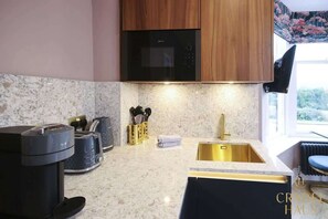 Fridge, microwave, coffee/tea maker, toaster - Romantic Pet-Friendly Studio in Lake District (Bowness-on-Windermere)