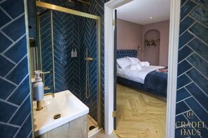 Een douche,  milieuvriendelijk toiletgerief, een haardroger