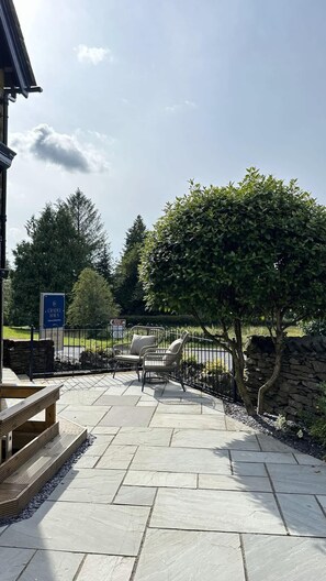 Property grounds - Luxury Studio for Couples | Pet-Friendly & Parking (Bowness-on-Windermere)