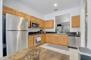 Fridge, microwave, oven, stovetop - Cozy 3BR Townhome Near Disney at Regal Oaks Resort (Kissimmee)