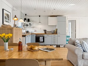 Kylskåp, ugn, diskmaskin och barnstol