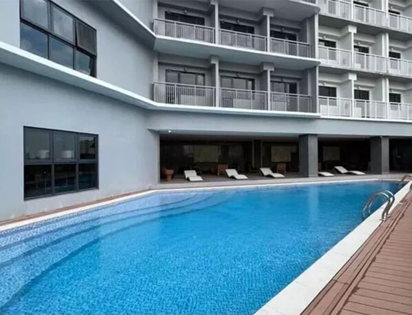 Outdoor pool, a heated pool