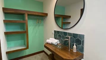 Quarto casal standard | Banheiro | Chuveiro, chuveiro com efeito de chuva, toalhas de banho