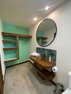 Standard-Doppelzimmer | Badezimmer | Dusche, Regendusche, Handtücher
