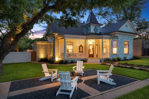 Pool, Hot Tub, Firepit, Resort Style Backyard!
